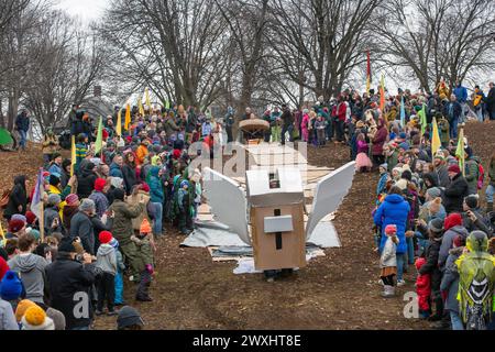 Einwohner und Künstler, die an der Jänner Powderhorn Park Art Sled Rally in Minneapolis, Minnesota, teilnehmen. Die Schlitten hatten kreativ, bemalt, Cardboa Stockfoto