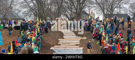 Einwohner und Künstler, die an der Jänner Powderhorn Park Art Sled Rally in Minneapolis, Minnesota, teilnehmen. Die Schlitten hatten kreativ, bemalt, Cardboa Stockfoto