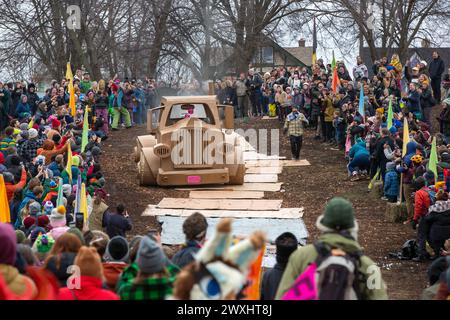 Einwohner und Künstler, die an der Jänner Powderhorn Park Art Sled Rally in Minneapolis, Minnesota, teilnehmen. Die Schlitten hatten kreativ, bemalt, Cardboa Stockfoto