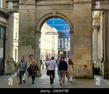 Glasgow, Schottland, Großbritannien. 31. März 2024: UK Weather: Sonniges Wetter, das für Ostern vorhergesagt wird, erschien mit Einheimischen und Touristen auf den Straßen der Stadt auf dem königlichen Börsenplatz, der Stilmeile der buchanan Street, der Shoppinghauptstadt schottlands. . Credit Gerard Ferry/Alamy Live News Stockfoto