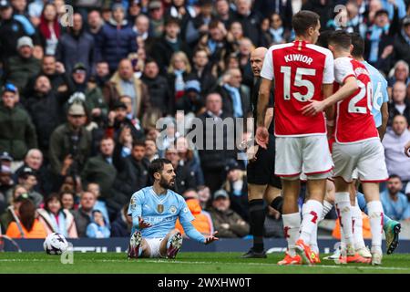 Bernardo Silva von Manchester City reagiert auf die Fouling während des Premier League-Spiels Manchester City gegen Arsenal im Etihad Stadium, Manchester, Großbritannien, 31. März 2024 (Foto: Mark Cosgrove/News Images) Stockfoto