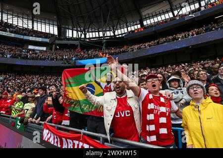 Arsena-Fans während des Premier League-Spiels Manchester City gegen Arsenal im Etihad Stadium, Manchester, Großbritannien, 31. März 2024 (Foto: Mark Cosgrove/News Images) Stockfoto