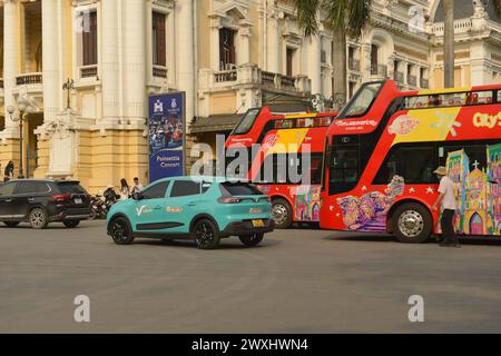 Vinfast-Elektrotaxis werden in allen größeren Städten Vietnams eingesetzt. 베트남 전기차, ベトナムの電気自動車, वियतनामी इलेक्ट्रिक कारें, 越南电动汽车 Xanh SM Taxi Stockfoto
