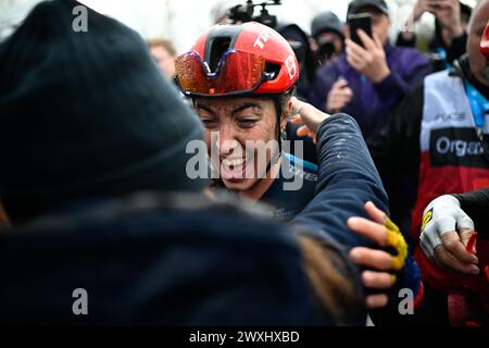 Die Niederländerin Shirin Van Anrooij von Lidl-Trek und die Italienerin Elisa Longo Borghini von Lidl-Trek feiern nach dem Sieg des Frauen-Rennens der „Ronde van Vlaanderen/ Tour des Flandres/ Tour of Flanders“, 163 km mit Start und Ziel in Oudenaarde, Sonntag, den 31. März 2024. BELGA FOTO JASPER JACOBS Stockfoto