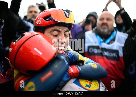 Die Niederländerin Shirin Van Anrooij von Lidl-Trek und die Italienerin Elisa Longo Borghini von Lidl-Trek feiern nach dem Sieg des Frauen-Rennens der „Ronde van Vlaanderen/ Tour des Flandres/ Tour of Flanders“, 163 km mit Start und Ziel in Oudenaarde, Sonntag, den 31. März 2024. BELGA FOTO JASPER JACOBS Stockfoto