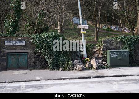 Edinburgh Schottland, Vereinigtes Königreich 31 März 2024. Blumen links an der Kreuzung von Corstorphine Road und Balgreen Road nach einem Polizeivorfall. Credit sst/alamy Live News Stockfoto