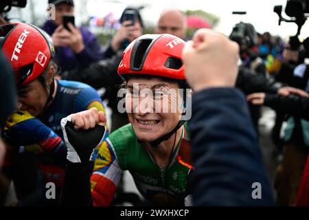 Die Italienerin Elisa Longo Borghini von Lidl-Trek feiert nach dem Sieg des Frauen-Rennens der „Ronde van Vlaanderen/Tour des Flandres/Tour of Flanders“, 163 km mit Start und Ziel in Oudenaarde, Sonntag, den 31. März 2024. BELGA FOTO JASPER JACOBS Stockfoto