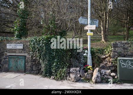 Edinburgh Schottland, Vereinigtes Königreich 31 März 2024. Blumen links an der Kreuzung von Corstorphine Road und Balgreen Road nach einem Polizeivorfall. Credit sst/alamy Live News Stockfoto