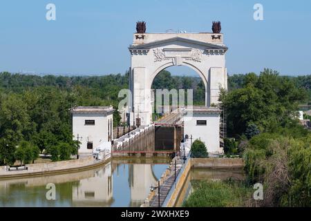 WOLGOGRAD, RUSSLAND - 16. JUNI 2023: Die erste Schleuse des Wolga-Don-Kanals an einem sonnigen Junitag Stockfoto