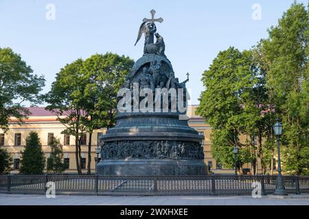 VELIKY NOWGOROD, RUSSLAND - 15. JULI 2023: Monument 'Millennium of Russia' an einem sonnigen Julimorgen. Kreml von Veliky Nowgorod Stockfoto