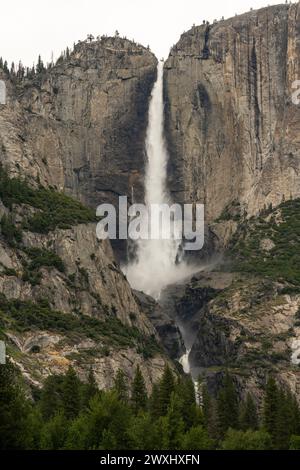 Der obere Yosemite-Fall stürzt während des schweren Schneefalls in den Pool unten Stockfoto