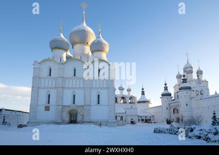 Januar-Morgen in der antiken Himmelfahrt Kathedrale. Kreml von Rostow dem Großen. Goldener Ring von Russland Stockfoto