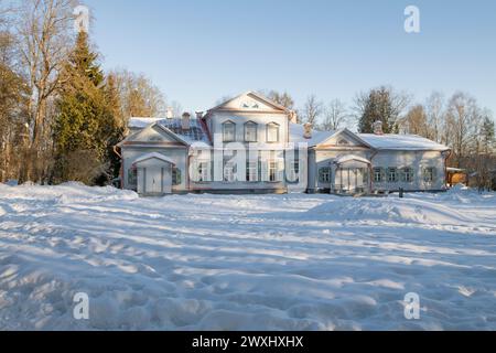 ABRAMTSEVO, RUSSLAND - 5. JANUAR 2024: Blick auf das alte Haus des russischen Industriellen und Philanthropen S.I. Mamontow im Abramtsevo-Estate Stockfoto