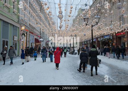 MOSKAU, RUSSLAND - 06. JANUAR 2024: Bewölkter Tag im Januar auf der Fußgängerzone Nikolskaja Stockfoto