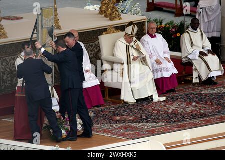 Vaticano, Italien. 31. März 2024. Vatikanstadt, Italien 31.03.2024: Der starke Wind lässt das Gemälde „RESSURREXIT“ während der Ostermesse der Woche vor Papst Franziskus fallen Stockfoto