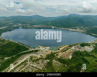 Ein künstlicher See in einem verlassenen Bergbau-Steinbruch. Steinbruchteich mit türkisfarbenem Wasser. Sipalay, Negros, Philippinen. Stockfoto