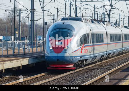 PETRO-SLAVJANKA, RUSSLAND - 4. MÄRZ 2024: Hochgeschwindigkeitszug EVS1-16 'Sapsan' in Bewegung an einem Märztag Stockfoto