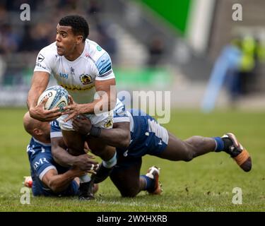 Salford, Lancashire, Großbritannien. 31. März 2024; Salford Community Stadium, Salford, Lancashire, England; Gallagher Premiership Rugby, Sale Sharks versus Exeter Chiefs; Immanuel Feyi-Waboso von Exeter Chiefs wird behandelt Credit: Action Plus Sports Images/Alamy Live News Stockfoto