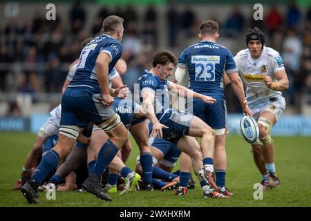 Salford, Lancashire, Großbritannien. 31. März 2024; Salford Community Stadium, Salford, Lancashire, England; Gallagher Premiership Rugby, Sale Sharks versus Exeter Chiefs; Raffi Quirke von Sale Sharks macht den Ball frei Credit: Action Plus Sports Images/Alamy Live News Stockfoto