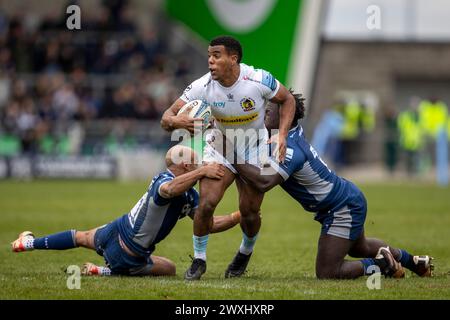 Salford, Lancashire, Großbritannien. 31. März 2024; Salford Community Stadium, Salford, Lancashire, England; Gallagher Premiership Rugby, Sale Sharks versus Exeter Chiefs; Immanuel Feyi-Waboso von Exeter Chiefs wird behandelt Credit: Action Plus Sports Images/Alamy Live News Stockfoto