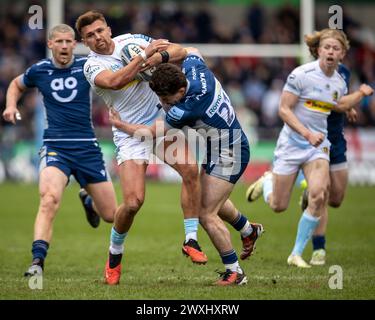 Salford, Lancashire, Großbritannien. 31. März 2024; Salford Community Stadium, Salford, Lancashire, England; Gallagher Premiership Rugby, Sale Sharks versus Exeter Chiefs; Henry Slade von Exeter Chiefs wird von Raffi Quirke von Sale Sharks Credit: Action Plus Sports Images/Alamy Live News angegriffen Stockfoto