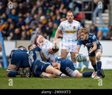 Salford, Lancashire, Großbritannien. 31. März 2024; Salford Community Stadium, Salford, Lancashire, England; Gallagher Premiership Rugby, Sale Sharks versus Exeter Chiefs; Gus Warr of Sale Sharks übergibt den Ball Credit: Action Plus Sports Images/Alamy Live News Stockfoto