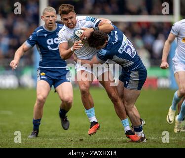 Salford, Lancashire, Großbritannien. 31. März 2024; Salford Community Stadium, Salford, Lancashire, England; Gallagher Premiership Rugby, Sale Sharks versus Exeter Chiefs; Henry Slade von Exeter Chiefs wird von Raffi Quirke von Sale Sharks Credit: Action Plus Sports Images/Alamy Live News angegriffen Stockfoto