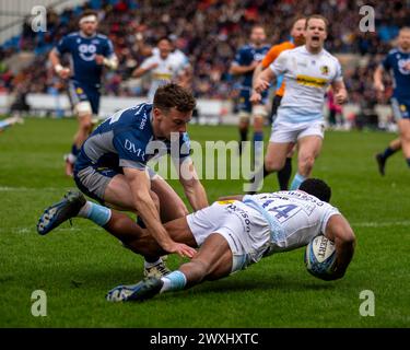 Salford, Lancashire, Großbritannien. 31. März 2024; Salford Community Stadium, Salford, Lancashire, England; Gallagher Premiership Rugby, Sale Sharks versus Exeter Chiefs; Immanuel Feyi-Waboso von Exeter Chiefs erzielt einen Tribut Credit: Action Plus Sports Images/Alamy Live News Stockfoto