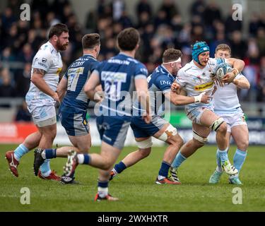 Salford, Lancashire, Großbritannien. 31. März 2024; Salford Community Stadium, Salford, Lancashire, England; Gallagher Premiership Rugby, Sale Sharks versus Exeter Chiefs; Ross Vintcent von Exeter Chiefs wird behandelt Credit: Action Plus Sports Images/Alamy Live News Stockfoto