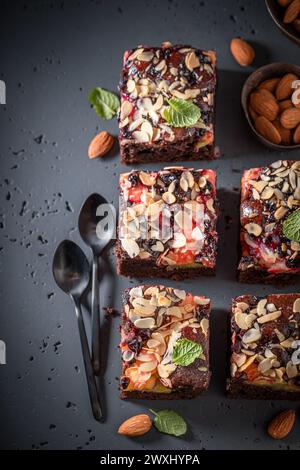 Süßes und leckeres Brownie mit Früchten und Schokolade. Kuchen mit Früchten. Stockfoto