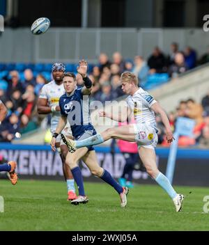 Salford, Lancashire, Großbritannien. 31. März 2024; Salford Community Stadium, Salford, Lancashire, England; Gallagher Premiership Rugby, Sale Sharks versus Exeter Chiefs; Josh Hodge von Exeter Chiefs Kicks on the Run Credit: Action Plus Sports Images/Alamy Live News Stockfoto