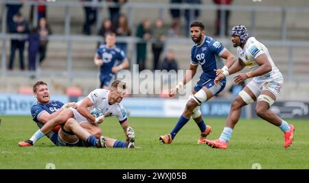 Salford, Lancashire, Großbritannien. 31. März 2024; Salford Community Stadium, Salford, Lancashire, England; Gallagher Premiership Rugby, Sale Sharks versus Exeter Chiefs; Henry Slade von Exeter Chiefs wird von Cobus Wiese von Sale Sharks Credit: Action Plus Sports Images/Alamy Live News angegriffen Stockfoto