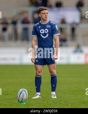 Salford, Lancashire, Großbritannien. 31. März 2024; Salford Community Stadium, Salford, Lancashire, England; Gallagher Premiership Rugby, Sale Sharks versus Exeter Chiefs; George Ford von Sale Sharks bereitet sich auf eine Conversion vor Credit: Action Plus Sports Images/Alamy Live News Stockfoto