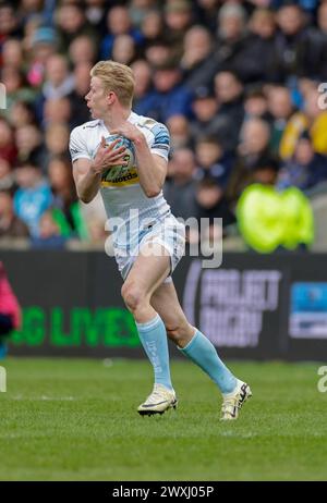 Salford, Lancashire, Großbritannien. 31. März 2024; Salford Community Stadium, Salford, Lancashire, England; Gallagher Premiership Rugby, Sale Sharks versus Exeter Chiefs; Josh Hodge von Exeter Chiefs läuft im offenen Feld Credit: Action Plus Sports Images/Alamy Live News Stockfoto