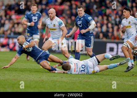 Salford, Lancashire, Großbritannien. 31. März 2024; Salford Community Stadium, Salford, Lancashire, England; Gallagher Premiership Rugby, Sale Sharks versus Exeter Chiefs; Tom O'Flaherty of Sale Sharks wird von Harvey Skinner von Exeter Chiefs angegriffen. Credit: Action Plus Sports Images/Alamy Live News Stockfoto