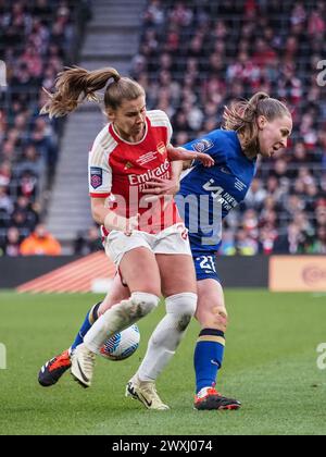 Wolverhampton, Großbritannien. 31. März 2024. Wolverhampton, England, 31. März 2024: Victoria Pelova (21 Arsenal) und Niamh Charles (21 Chelsea) kämpfen um den Ball beim Finale des FA Womens Continental Tyres League Cup zwischen Arsenal und Chelsea im Molineux Stadium in Wolverhampton, England (Natalie Mincher/She Kicks/SPP). /Alamy Live News Stockfoto