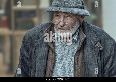 Nahaufnahme des Straßenporträts eines alleinstehenden älteren Mannes. Dublin. Irland. Stockfoto