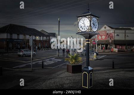 Finglas Village, Dublin: Canavan Straßenuhr an der Kreuzung. Stockfoto
