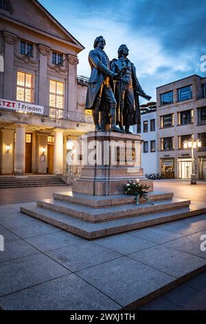 Weimar im Bundesland Thüringen: Goethe-Schiller-Denkmal vor dem Deutschen Nationaltheater - 30.03.2024 Weimar *** Weimar im Land Thüringen Goethe-Schiller-Denkmal vor dem Deutschen Nationaltheater 30 03 2024 Weimar Stockfoto