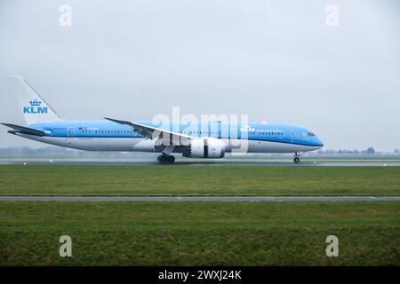 PH-BHO KLM Royal Dutch Airlines Boeing 787-9 Dreamliner landet bei Ankunft am Flughafen Amsterdam Schiphol Niederlande auf Polderbaan Stockfoto