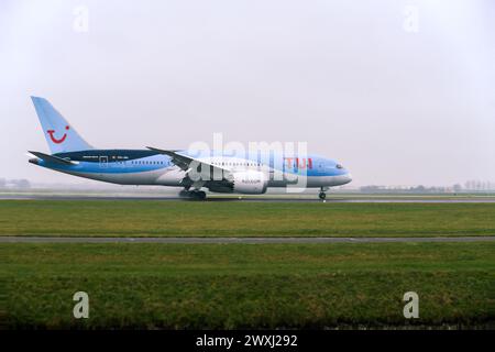 TUI Airlines Belgium OO-JDL Boeing 787 landet bei Ankunft am Flughafen Amsterdam Schiphol Niederlande auf Polderbaan Stockfoto