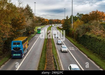 Finglas Road, N2 im Herbst. Dublin. Irland. Stockfoto