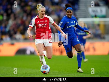 Arsenals Stina Blackstenius kämpft im Finale des FA Women's Continental Tyres League Cup im Molineux Stadium in Wolverhampton gegen Kadeisha Buchanan von Chelsea. Bilddatum: Sonntag, 31. März 2024. Stockfoto