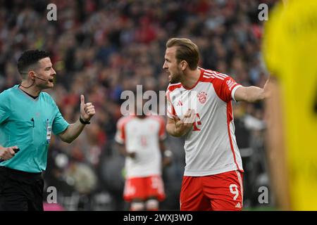 MÜNCHEN, Deutschland. , . Harm Osmers in einem Gespräch mit 9 Harry KANE während des Bundesliga-Fußballspiels zwischen dem FC Bayern München und Borussia Dortmund, BVB, am 30 in der Allianz Arena in München. März 2024, Deutschland. DFL, Fussball, 0:2 (Foto und Copyright @ Jerry ANDRE/ATP Images) (ANDRE Jerry/ATP/SPP) Credit: SPP Sport Press Photo. /Alamy Live News Stockfoto