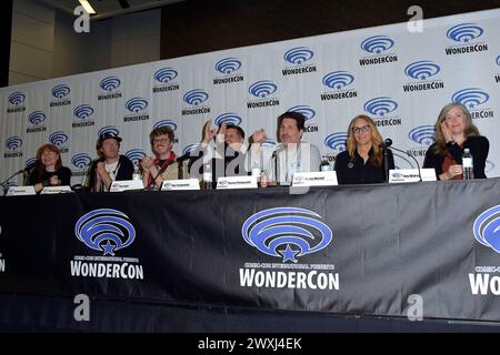 Brooke Keesling, Mike Hollingsworth, Alex Salyer, Vlas Parlapanides, Charley Parlapanides, Monica Mitchell und Amy Winfrey beim 'Monsters of Adult Animation' Panel auf der WonderCon 2024 im Anaheim Convention Center. Anaheim, 30.03.2024 Stockfoto