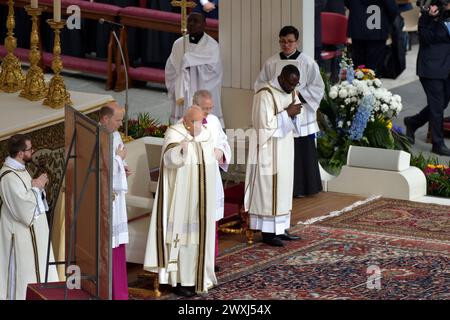 Vatikanstadt, Vatikanstadt. 31. März 2024. Papst Franziskus während der Ostermesse in St. Peter's Square, im Vatikan. 31. märz 2024 Credit: dpa/Alamy Live News Stockfoto