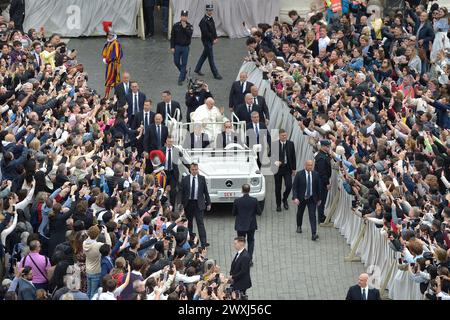 Vatikanstadt, Vatikanstadt. 31. März 2024. Papst Franziskus während der Ostermesse in St. Peter's Square, im Vatikan. 31. märz 2024 Credit: dpa/Alamy Live News Stockfoto