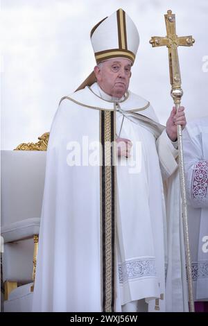 Vatikanstadt, Vatikanstadt. 31. März 2024. Papst Franziskus während der Ostermesse in St. Peter's Square, im Vatikan. 31. märz 2024 Credit: dpa/Alamy Live News Stockfoto