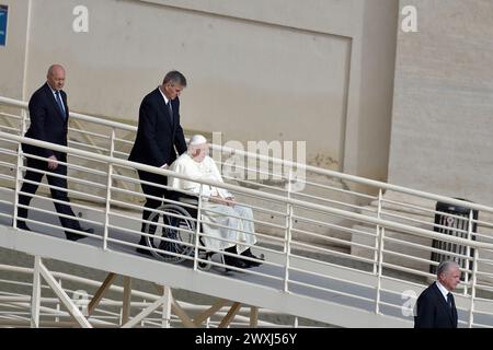 Vatikanstadt, Vatikanstadt. 31. März 2024. Papst Franziskus während der Ostermesse in St. Peter's Square, im Vatikan. 31. märz 2024 Credit: dpa/Alamy Live News Stockfoto