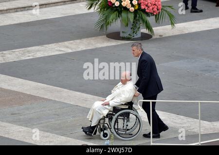 Vatikanstadt, Vatikanstadt. 31. März 2024. Papst Franziskus während der Ostermesse in St. Peter's Square, im Vatikan. 31. märz 2024 Credit: dpa/Alamy Live News Stockfoto